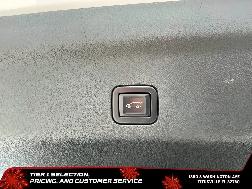 Used 2022 White Frost Tricoat GMC Denali image 21