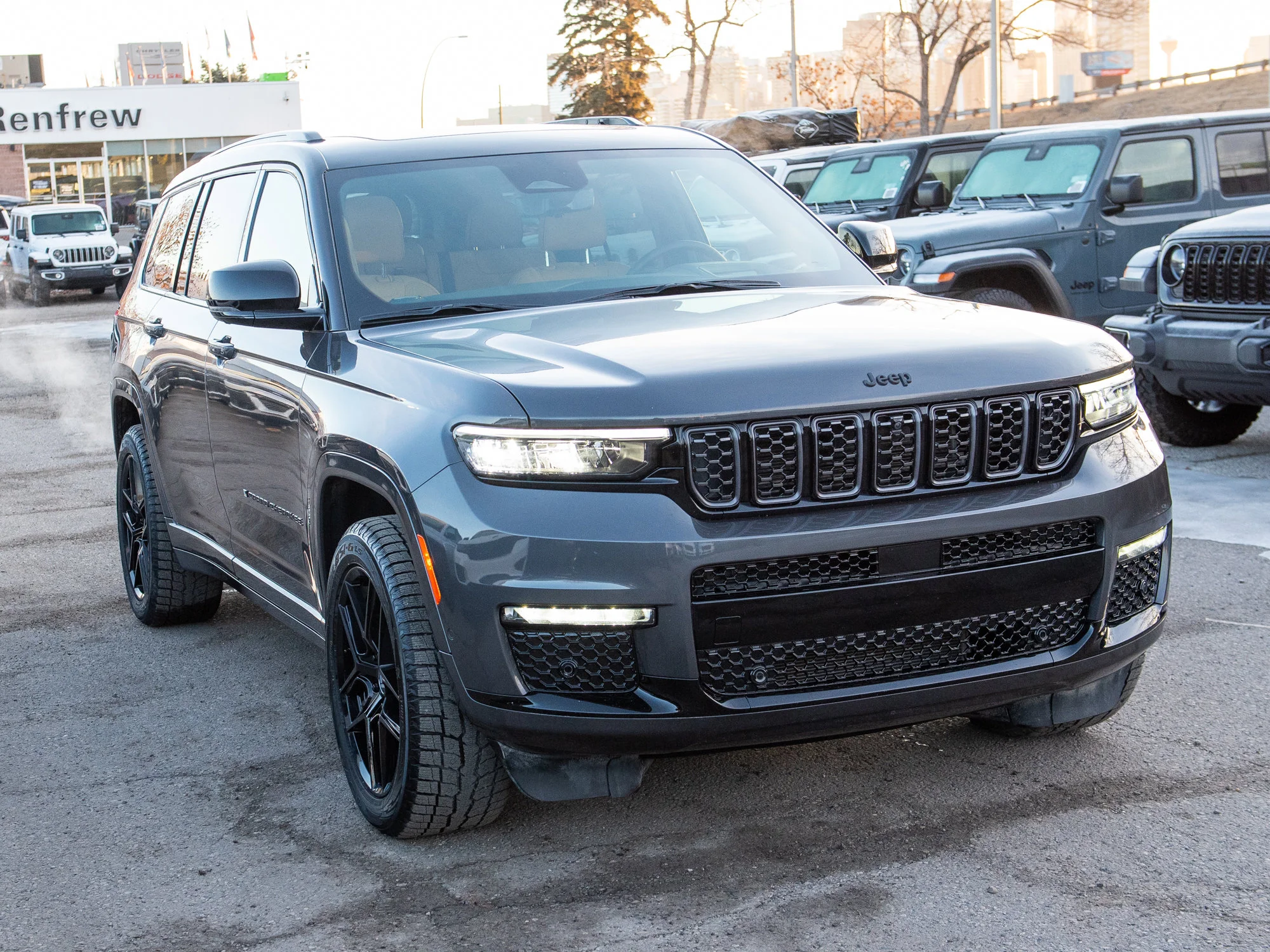 Used 2025 Grey Jeep Summit Reserve* image 6