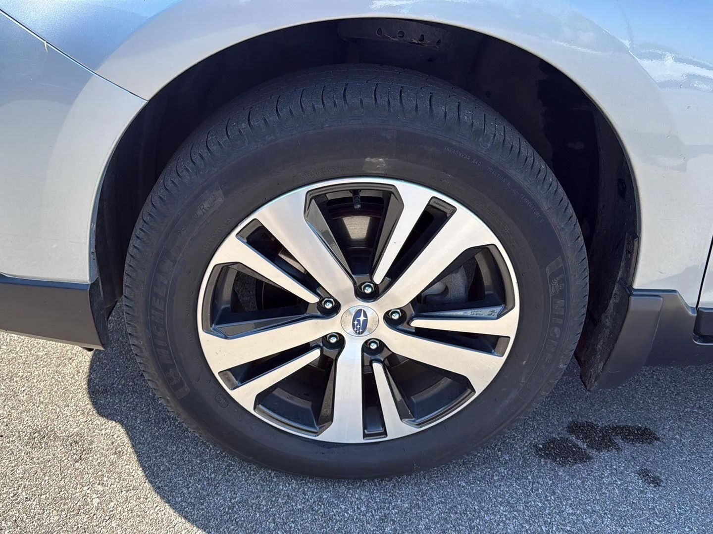 Used 2019 Ice Silver Metallic Subaru Limited image 15