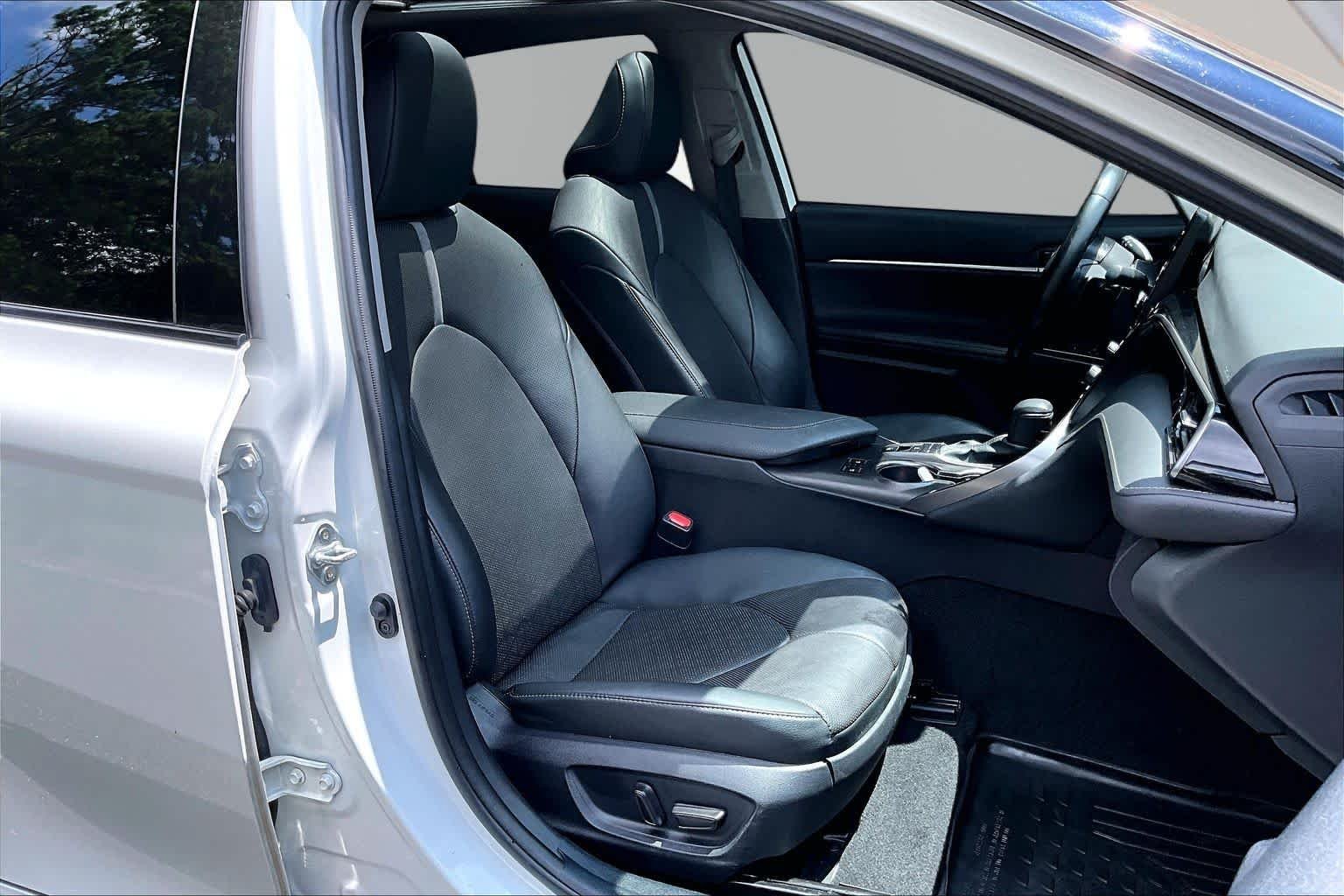 Used 2024 Wind Chill Pearl/Midnight Black Metallic Toyota XSE V6 image 9