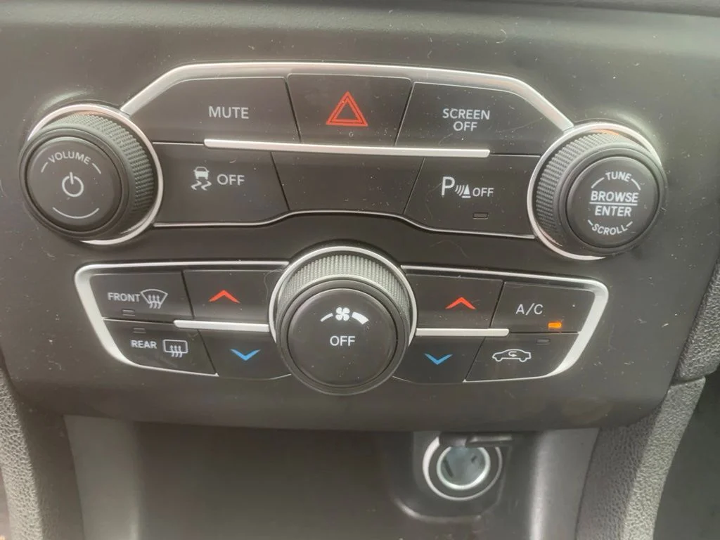 Used 2022 Granite Crystal Metallic Clearcoat Dodge SXT image 18