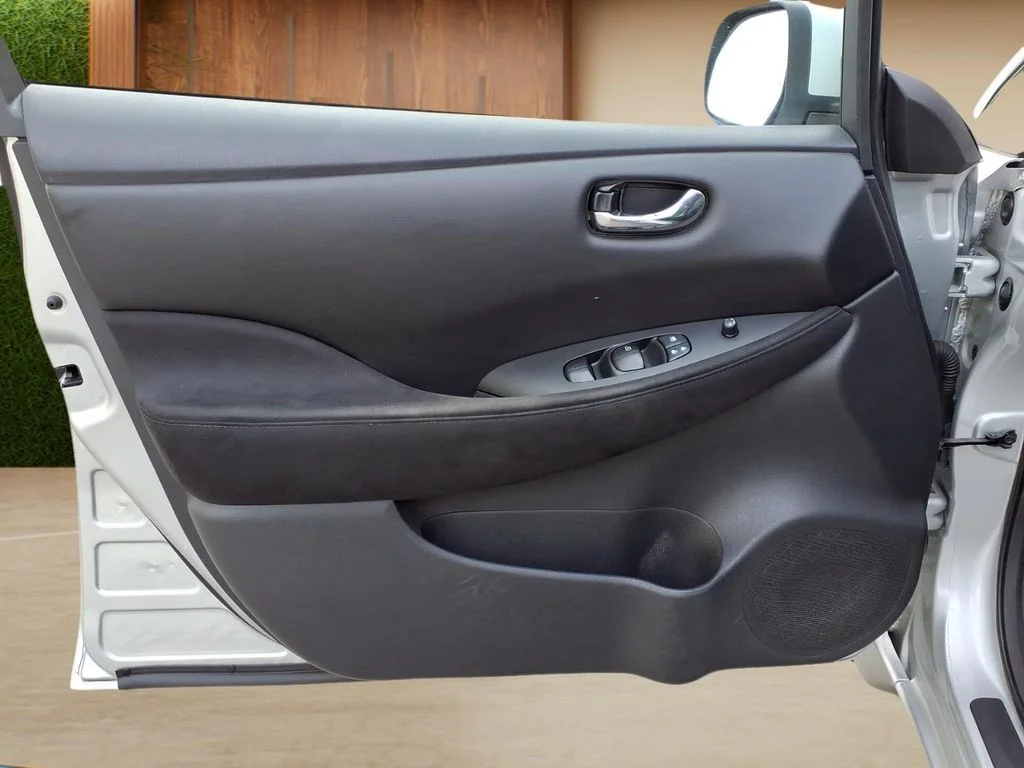 Used 2016 Silver Nissan S image 19