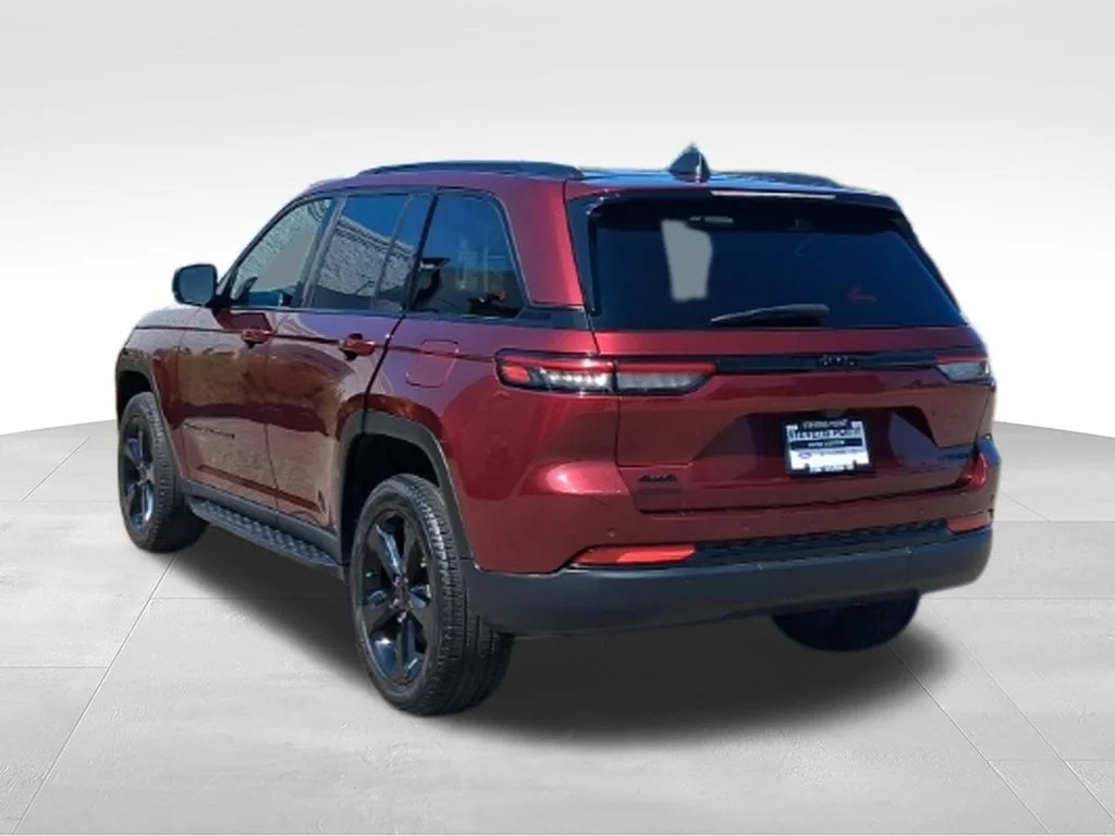 Used 2024 Velvet Red Pearlcoat Jeep Limited image 5