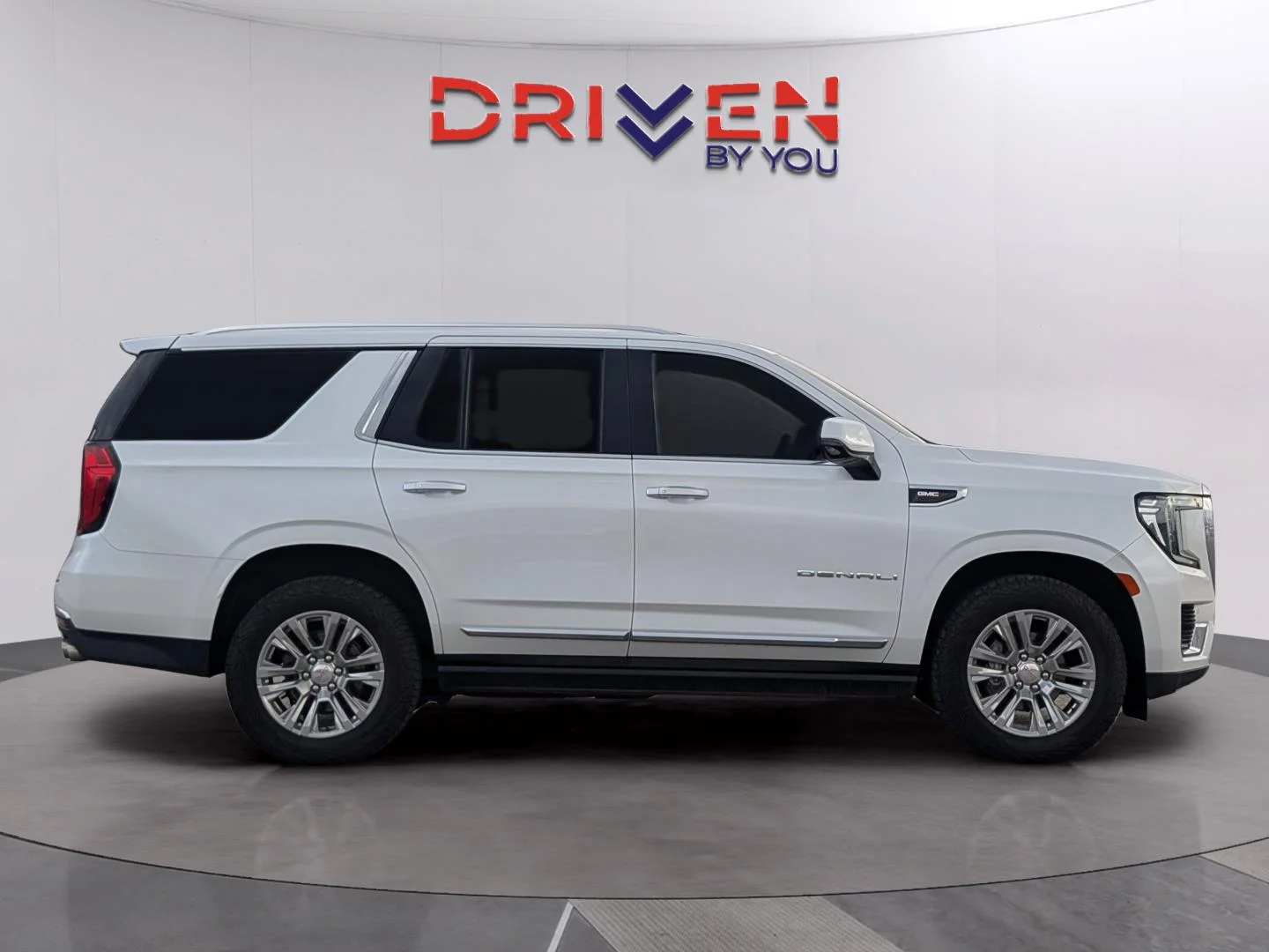Used 2022 White Frost Tricoat GMC Denali image 6