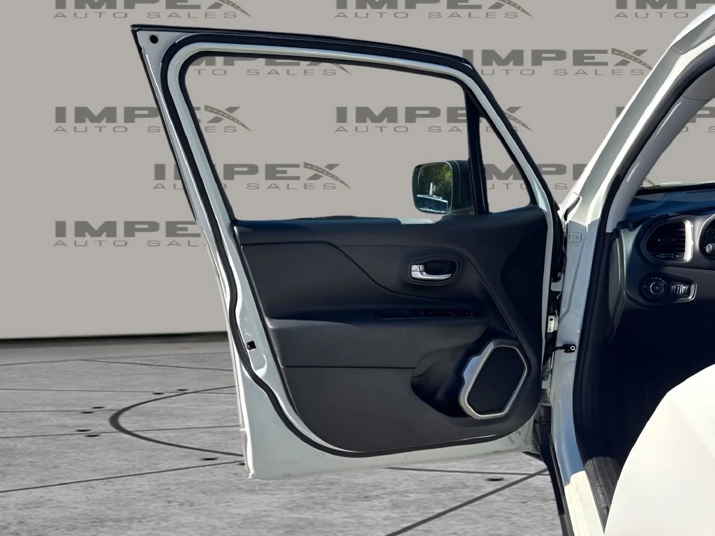 Used 2022 White Jeep Latitude image 23
