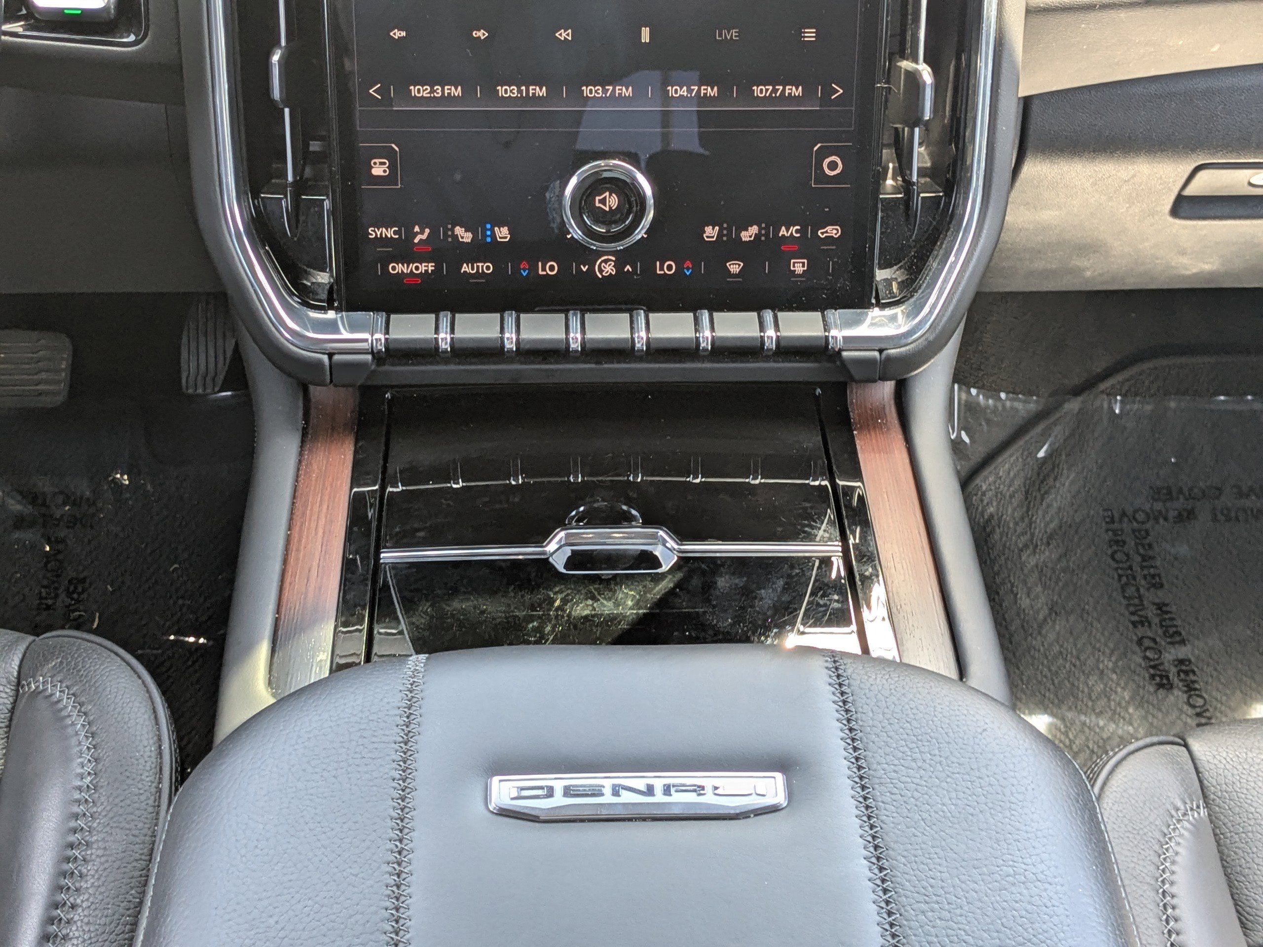 2025 GMC Yukon Denali - Photo 18