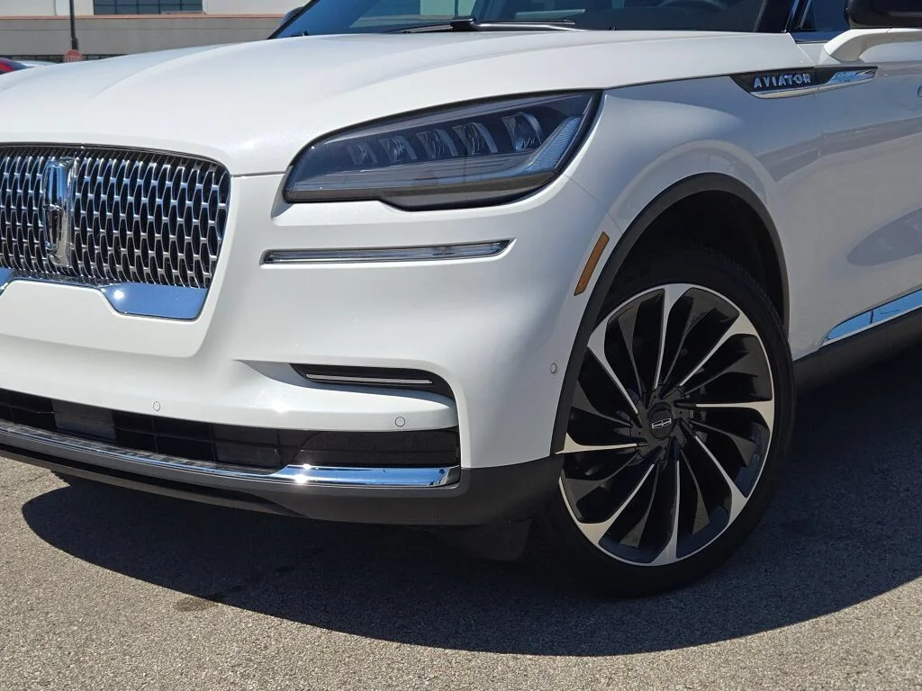 Used 2024 White Metallic Lincoln Reserve image 3