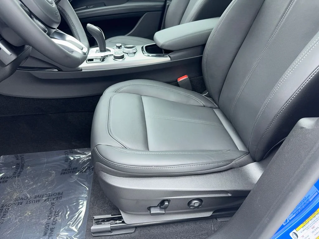 New 2025 Blue Alfa Romeo Base image 32