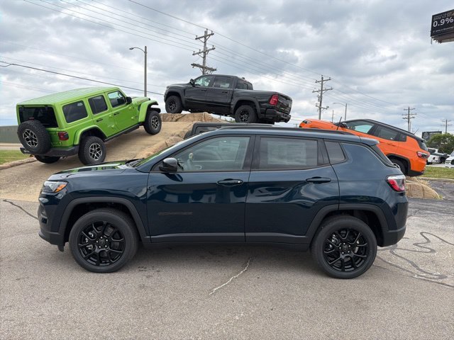 New 2026 Fathom Blue Pearl-Coat Exterior Paint Jeep Latitude image 5