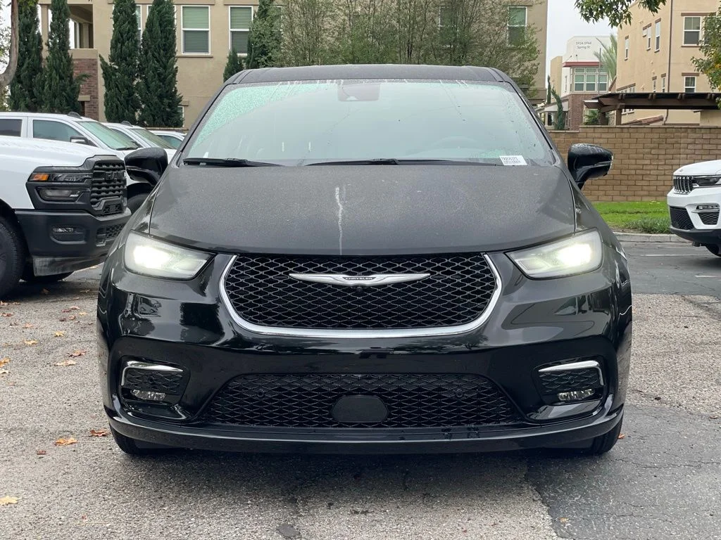 New 2026 Diamond Black Crystal Pearl-Coat Exterior Paint Chrysler Select image 8