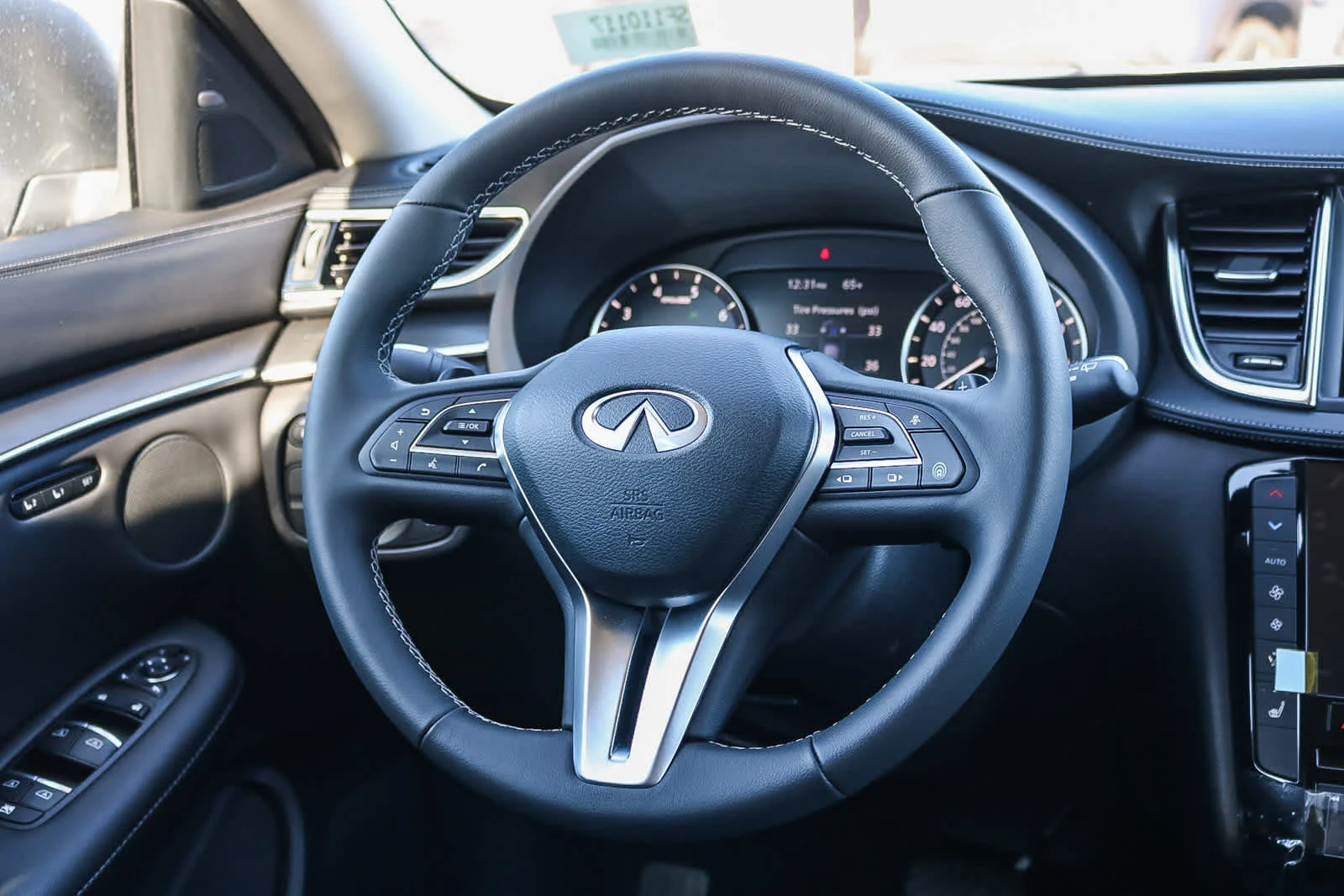 New 2025 GRAPHITE SHADOW INFINITI LUXE AWD image 17