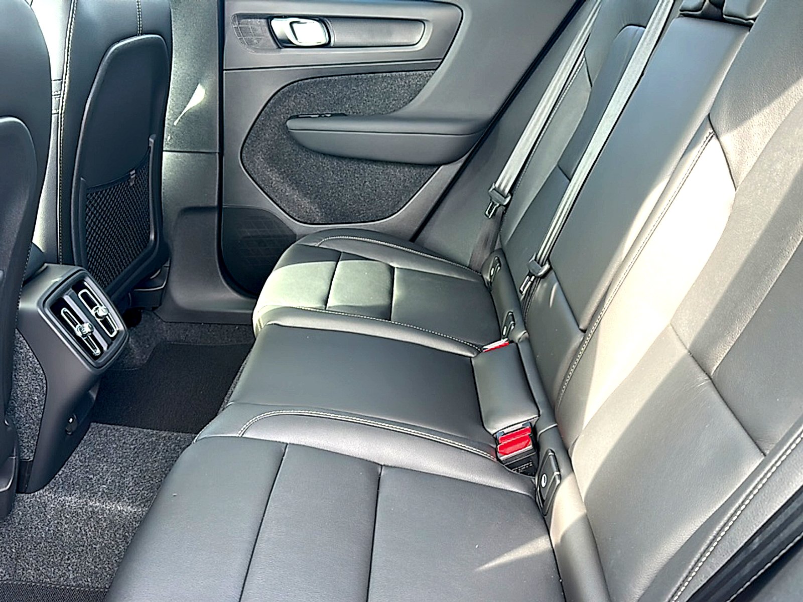 2026 Volvo XC40 Plus - Photo 15