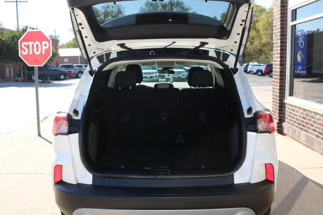 Used 2022 White Metallic Ford SE image 30