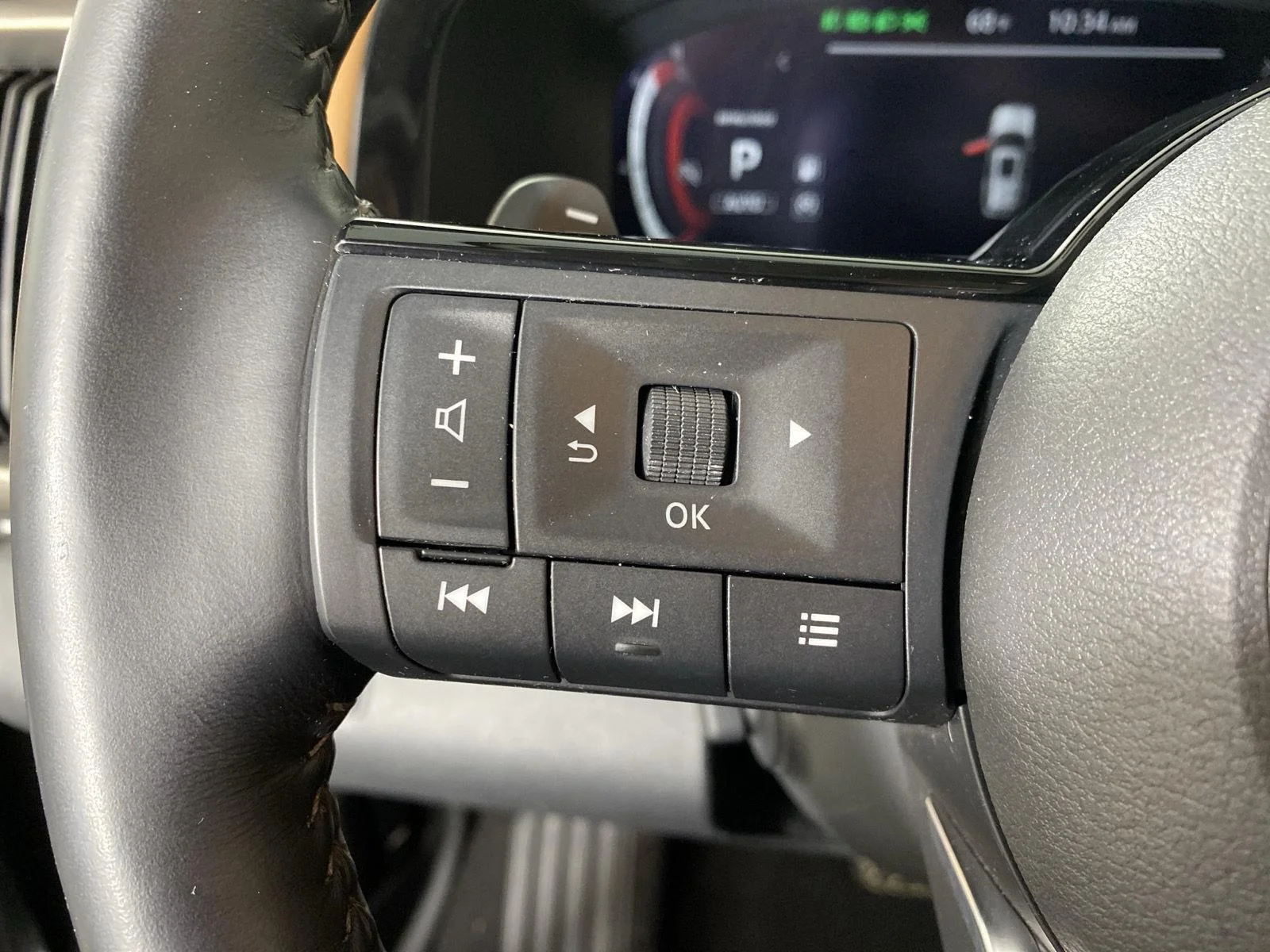 Used 2023 Obsidian Green Pearl Nissan Platinum image 16