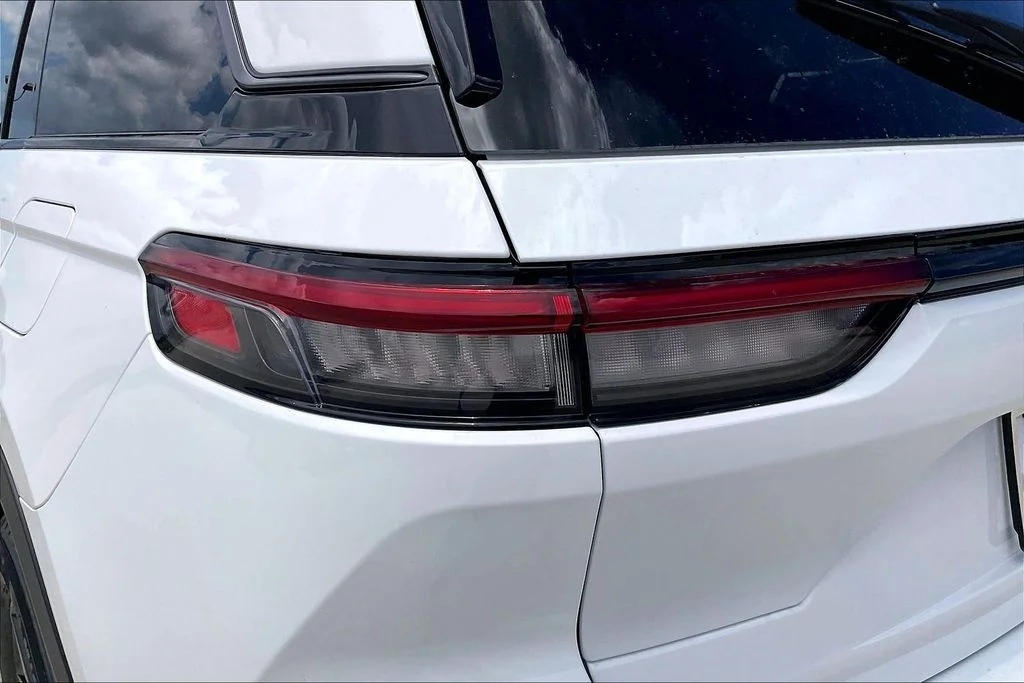 New 2026 Bright White Clear-Coat Exterior Paint Jeep Altitude image 14