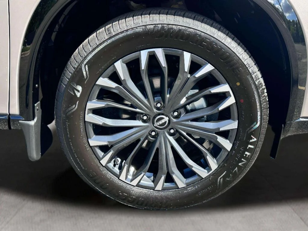 New 2026 Champagne Silver Metallic / Super Black Two-tone Nissan Platinum image 10