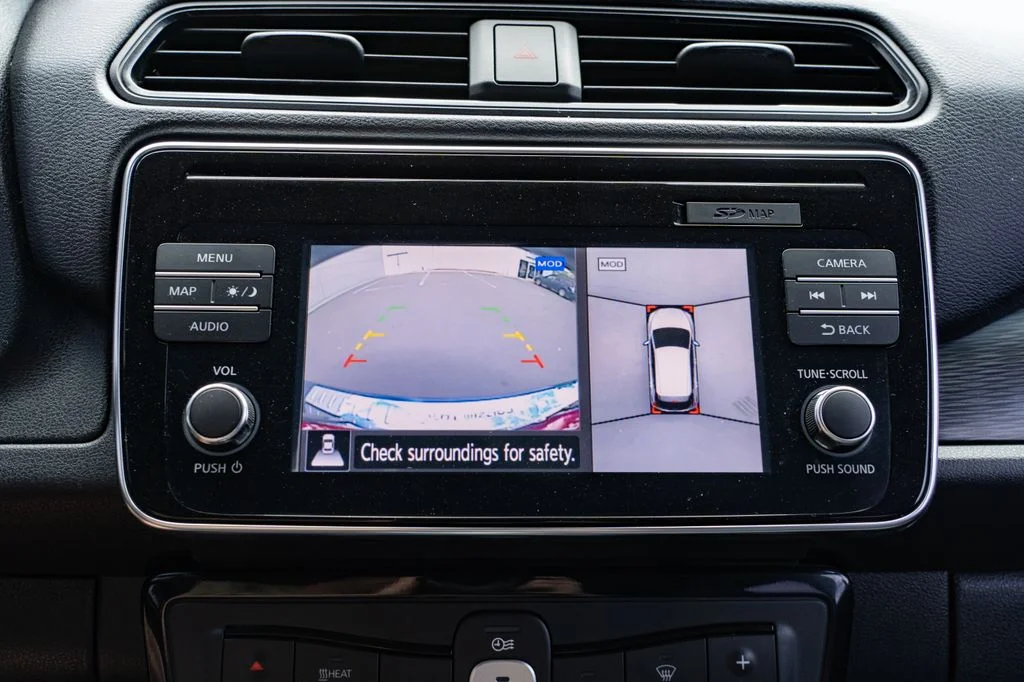Used 2018 Blue Nissan SL image 17