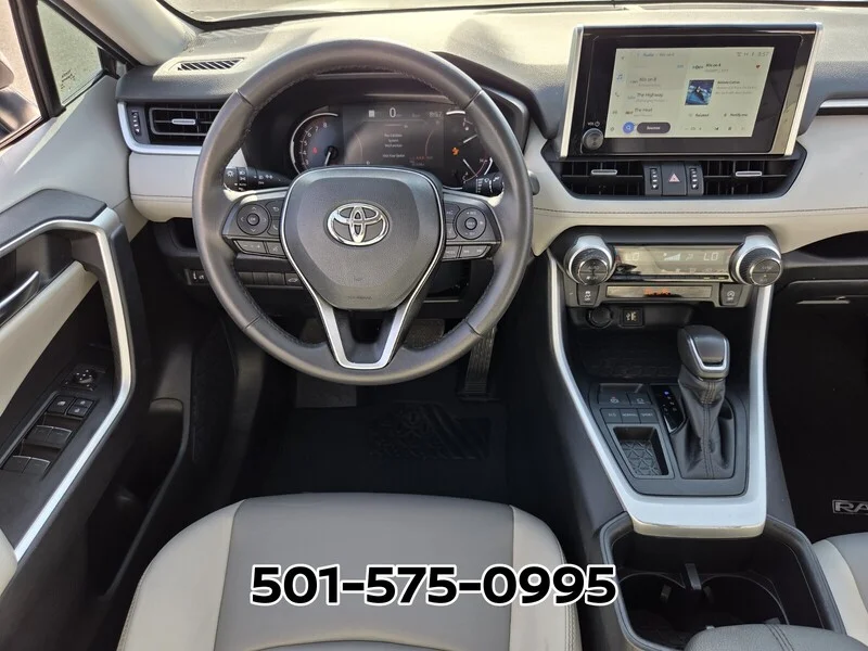 Used 2025 Silver Sky Metallic TOYOTA XLE PREMIUM FWD image 14