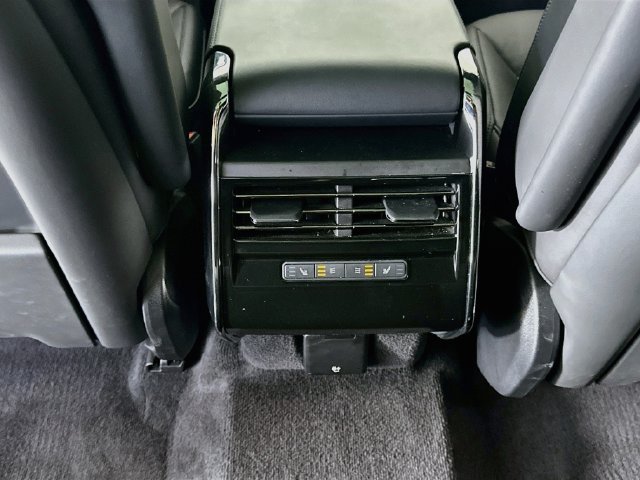 Used 2025  Land Rover SE image 25