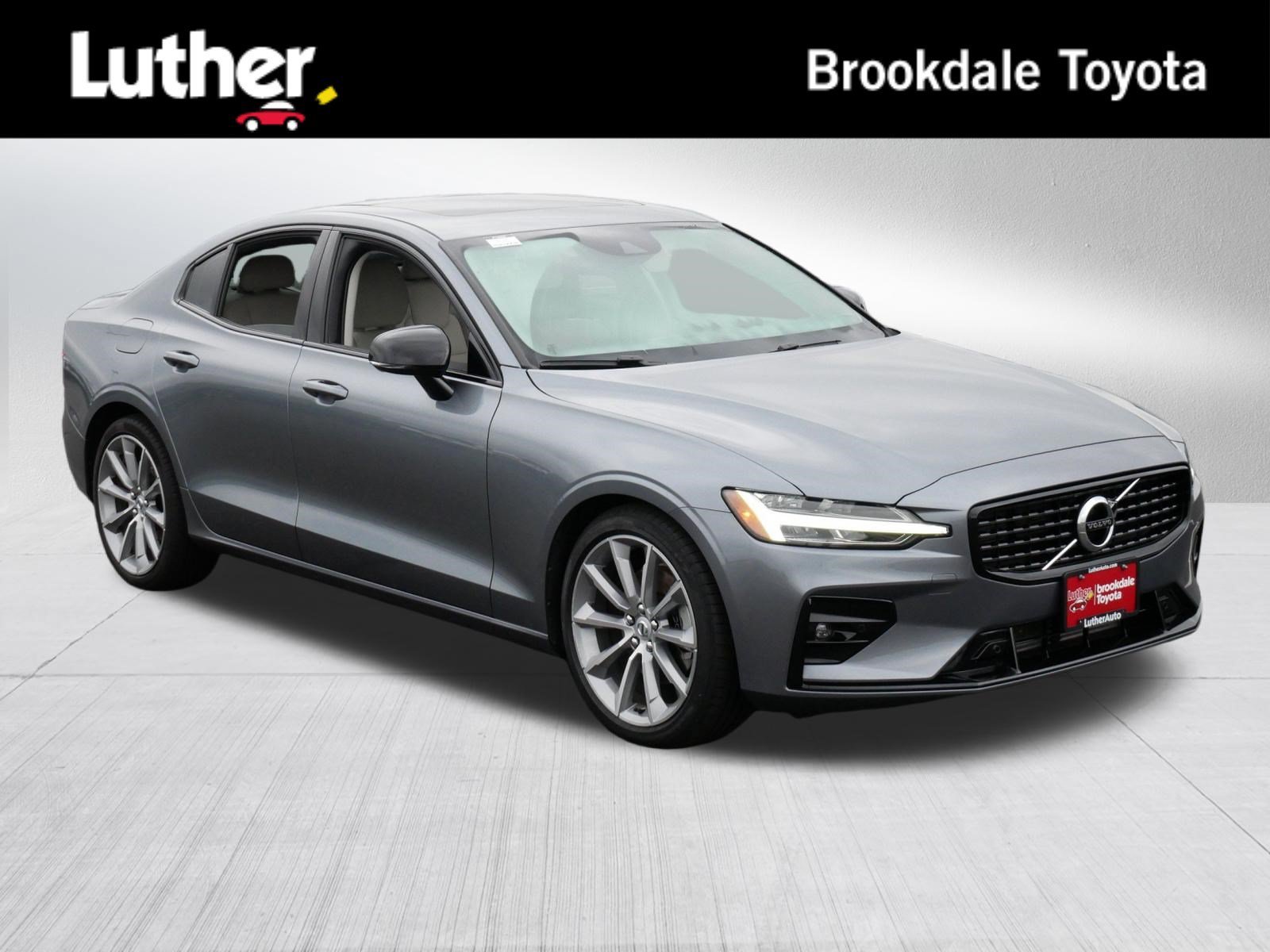 Used 2021 Osmium Grey Metallic Volvo Momentum image 1