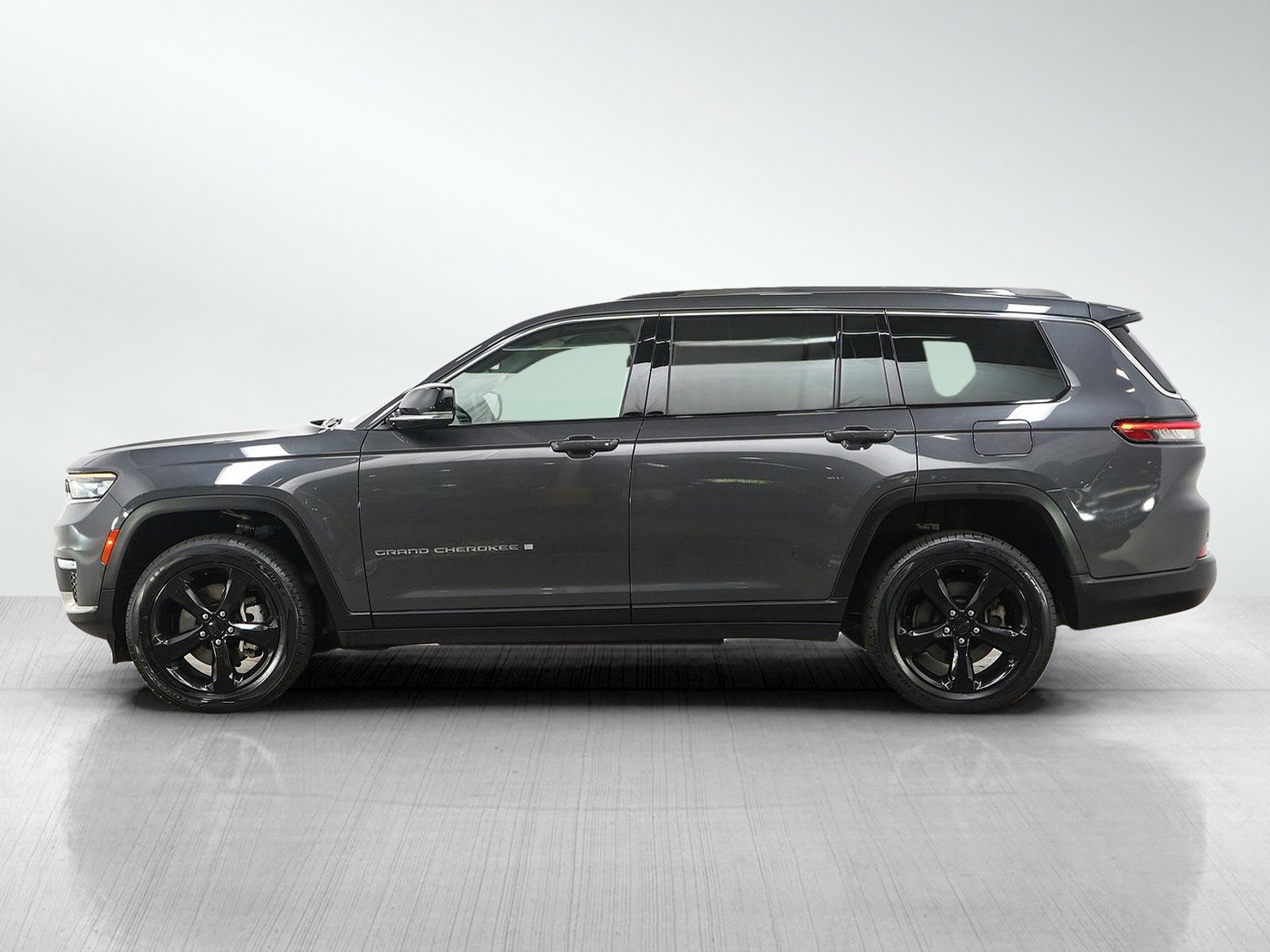 Used 2022  Jeep Limited image 2