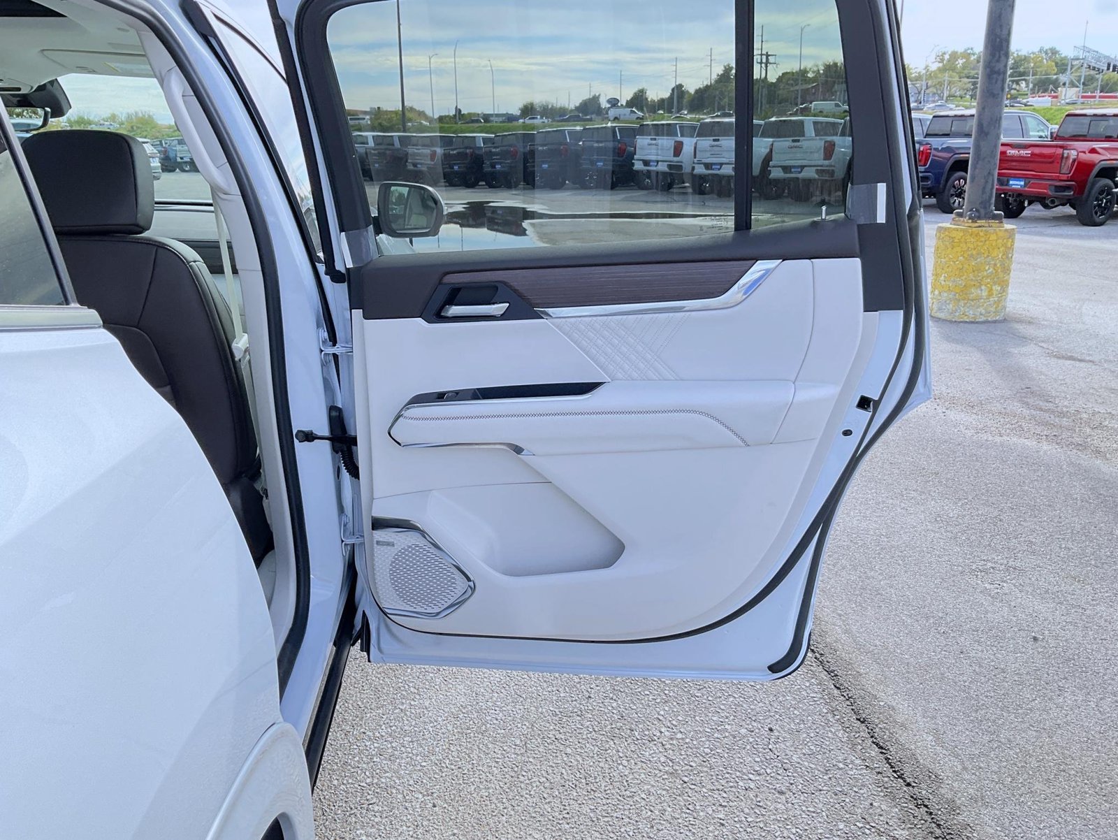 2027 GMC Acadia Denali - Photo 17