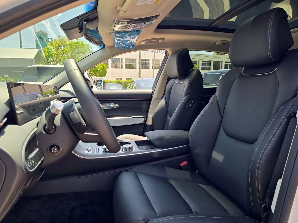 New 2026 White Genesis 2.5T Select image 18