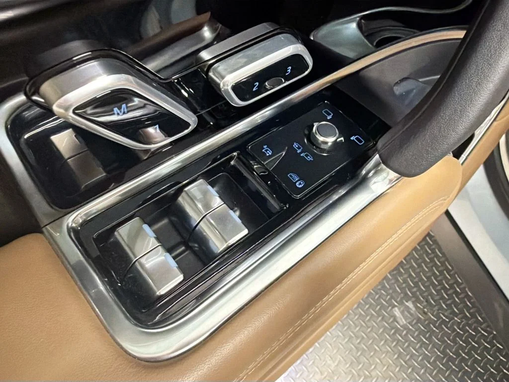 Certified Used 2023 Ionian Silver SV Bespoke Ultra Metallic Satin Land Rover Autobiography image 19