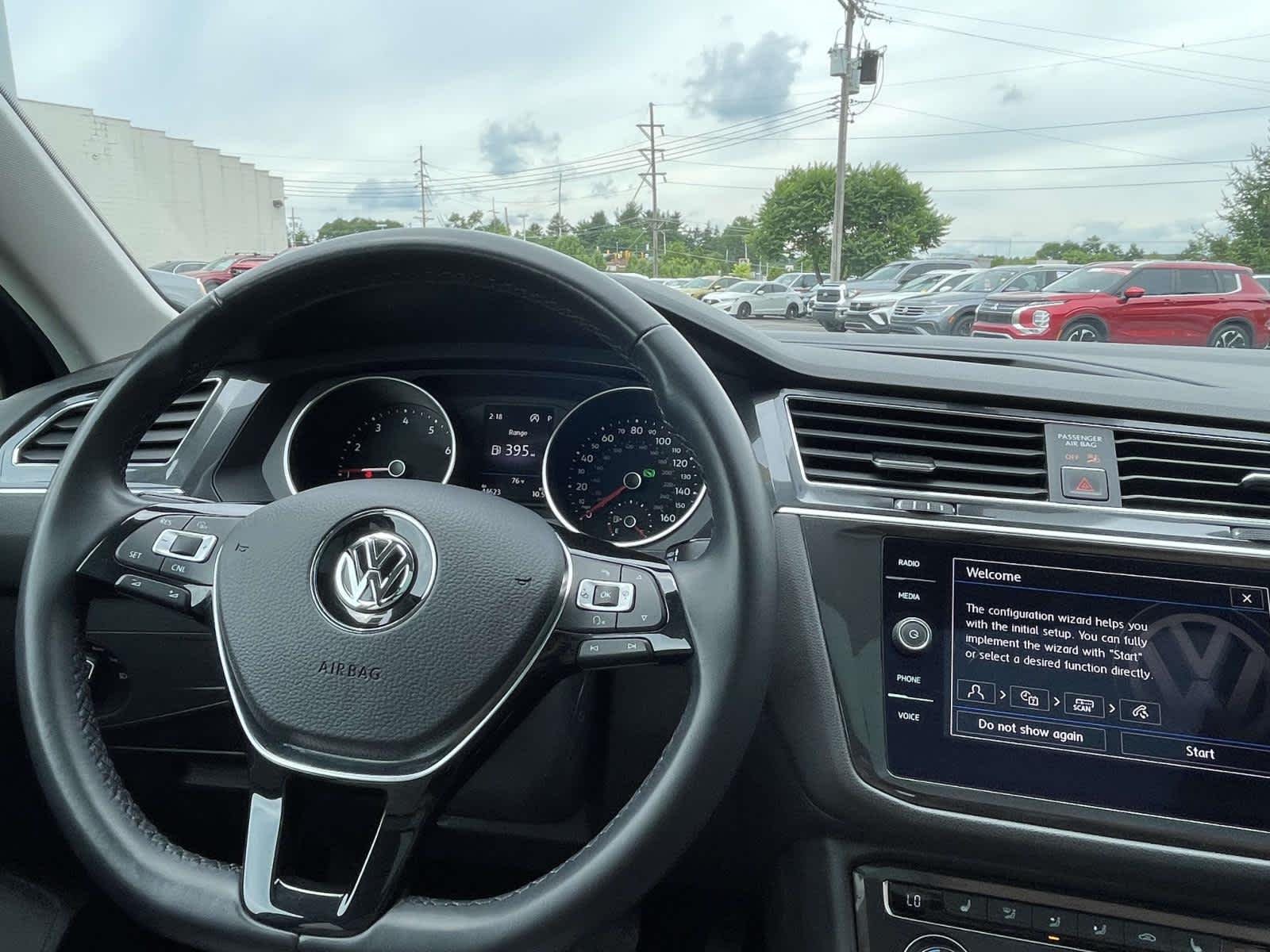 Used 2018 Deep Black Pearl Metallic Volkswagen SE image 2
