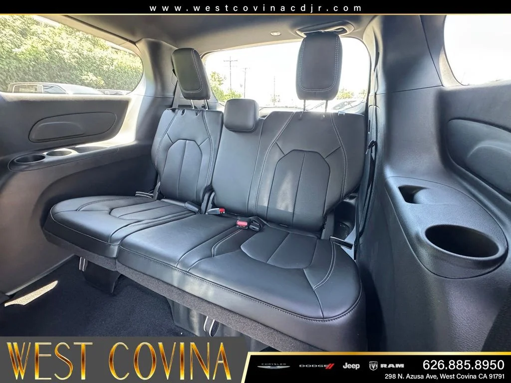 New 2027 Diamond Black Crystal Pearl-Coat Exterior Paint Chrysler Select image 34