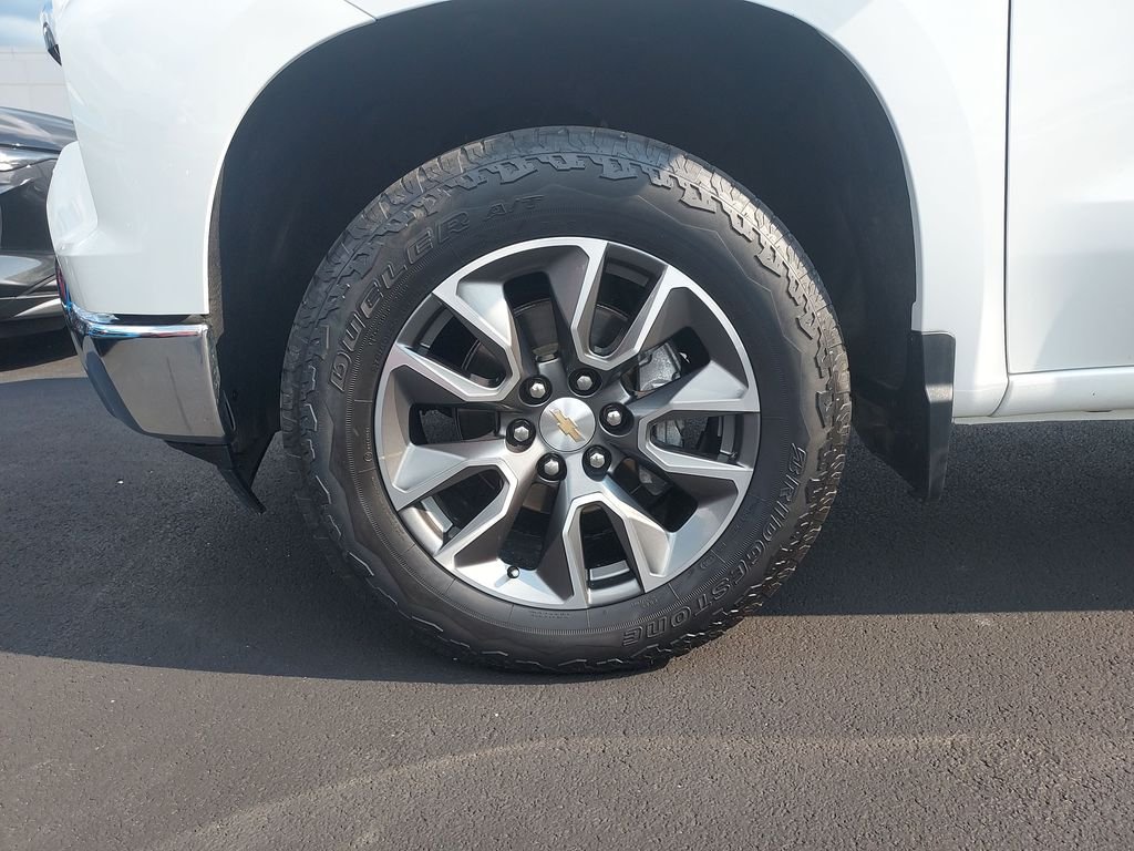 Used 2025 White Chevrolet LT image 10