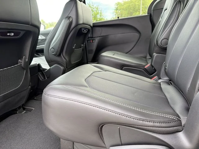 New 2026 Diamond Black Crystal Pearl-Coat Exterior Paint Chrysler Select image 18