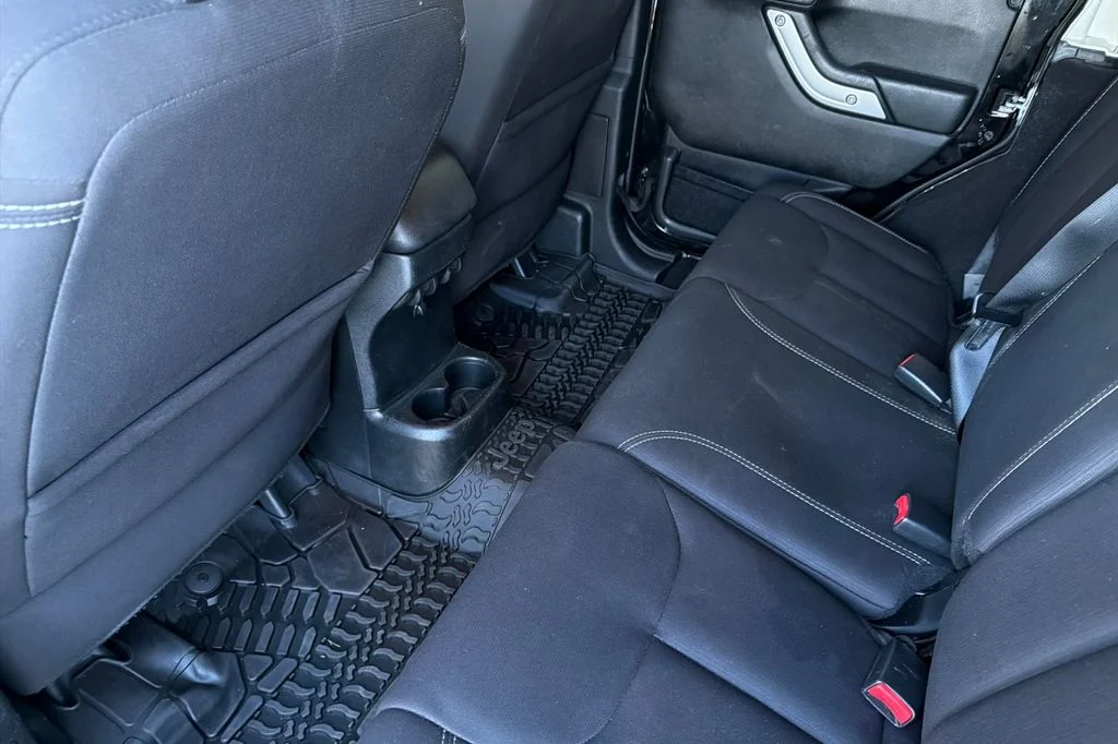 Used 2018 Black Clearcoat Jeep Unlimited Sahara image 14