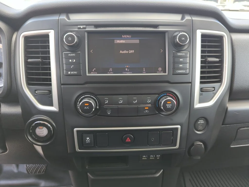 Used 2019 White Nissan S image 27