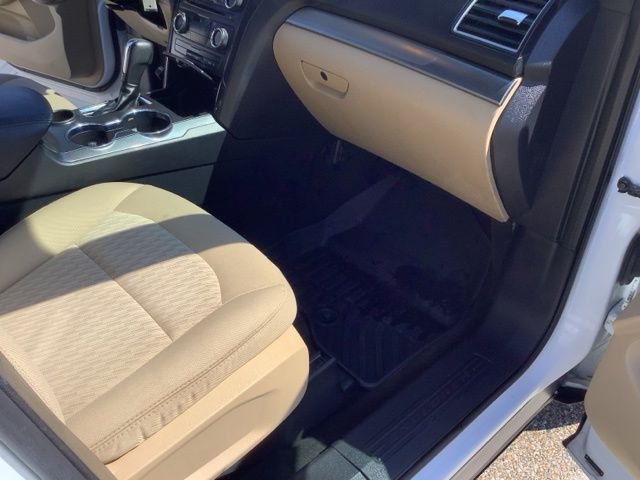 Used 2016 Oxford White Ford Base image 21