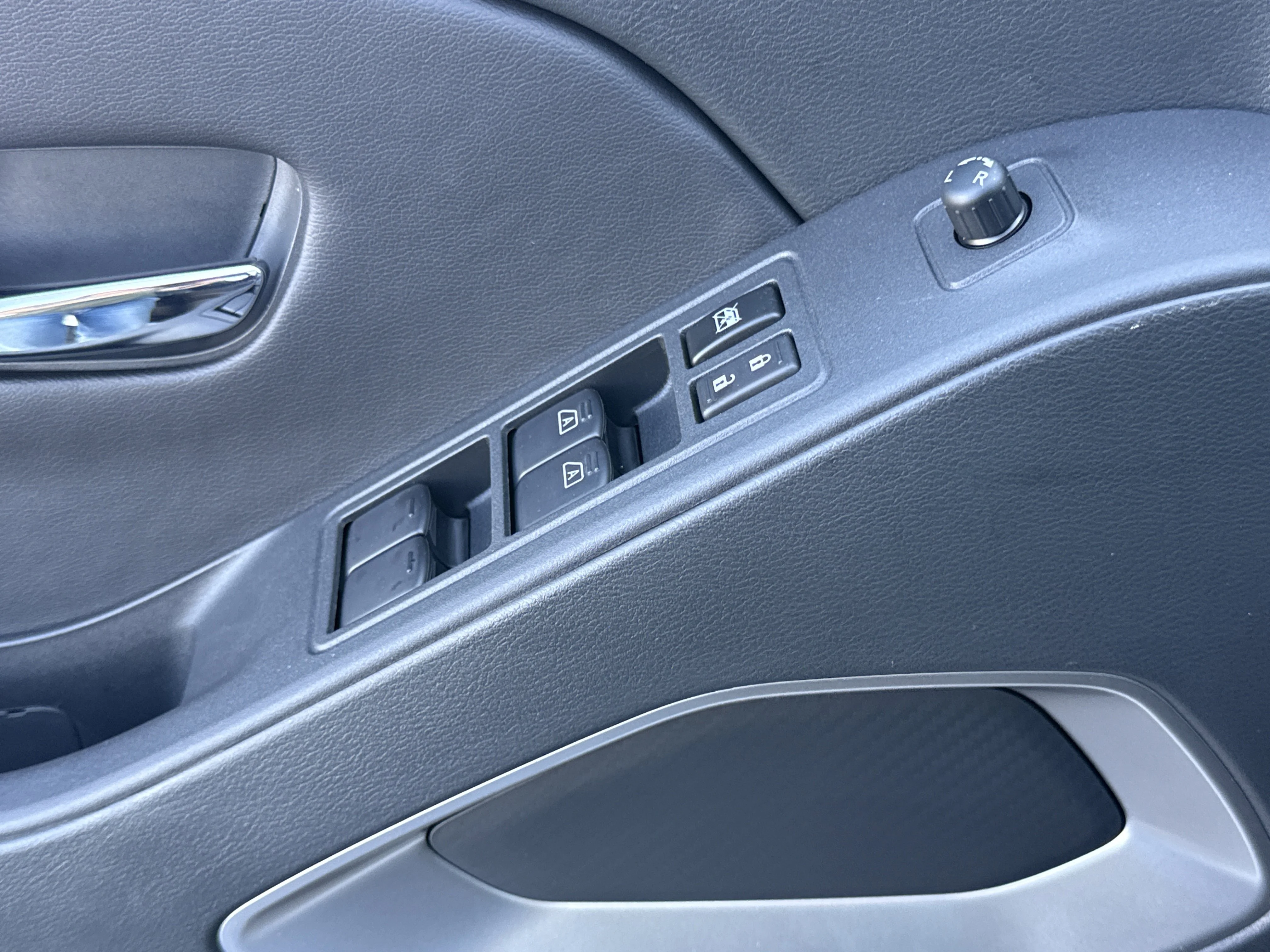 New 2026 Glacier White Nissan SV 4WD image 15