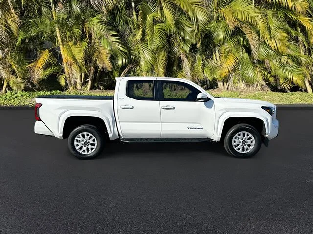 Used 2025 White Toyota SR5 image 4