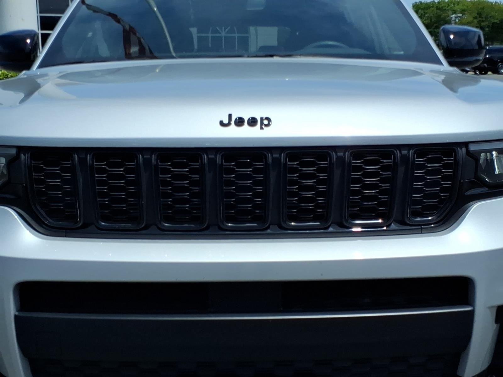 Used 2023 Silver Zynith Jeep Altitude image 14