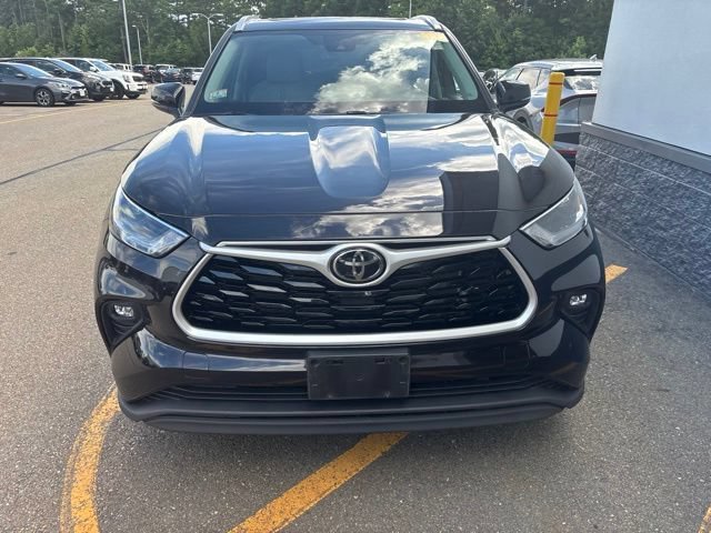 Used 2022 Amber Toyota XLE image 2