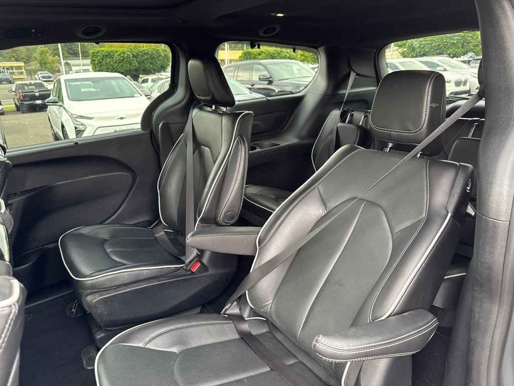 Used 2023 Ceramic Gray Clearcoat Chrysler Limited image 5