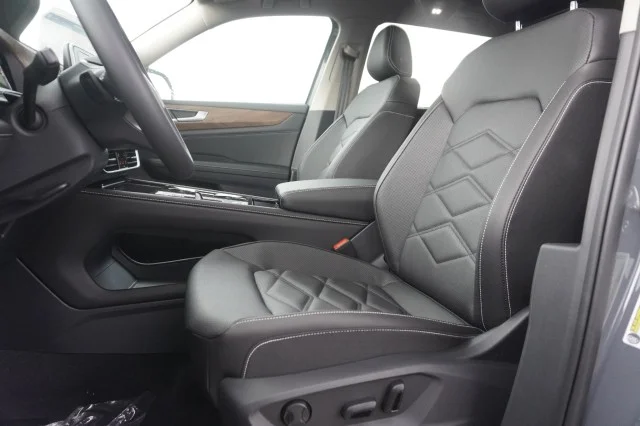 New 2026 Pure Gray Volkswagen 2.0T SE w/Technology image 18