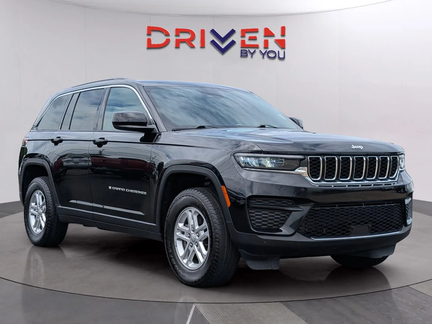Used 2024 Diamond Black Crystal Pearlcoat Jeep Laredo image 7