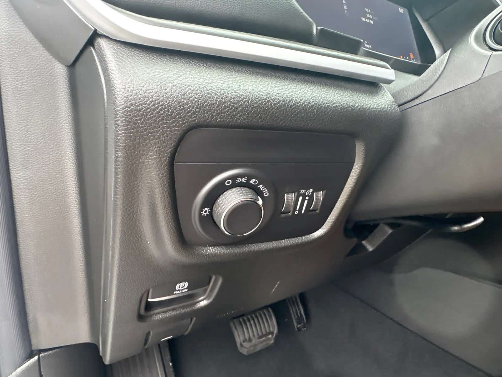New 2026 Bright White Clear-Coat Exterior Paint Jeep Laredo image 20