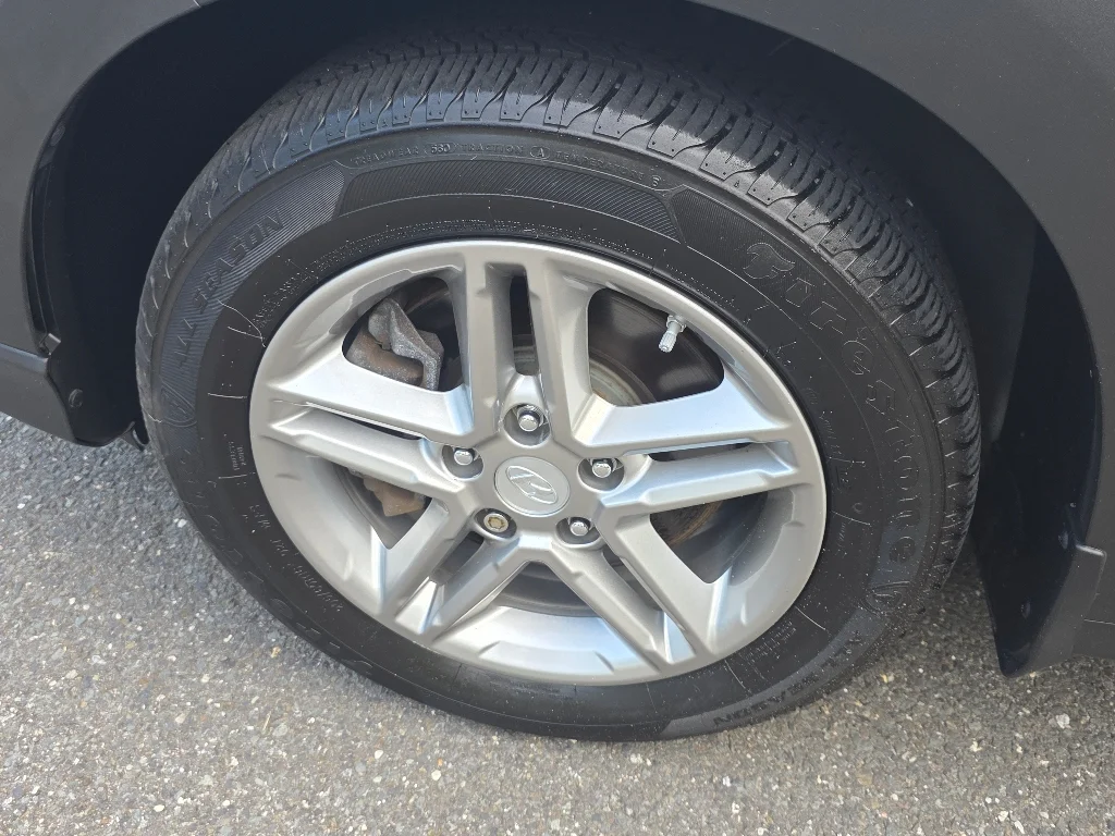 Used 2020 Sonic Silver Hyundai SE image 33