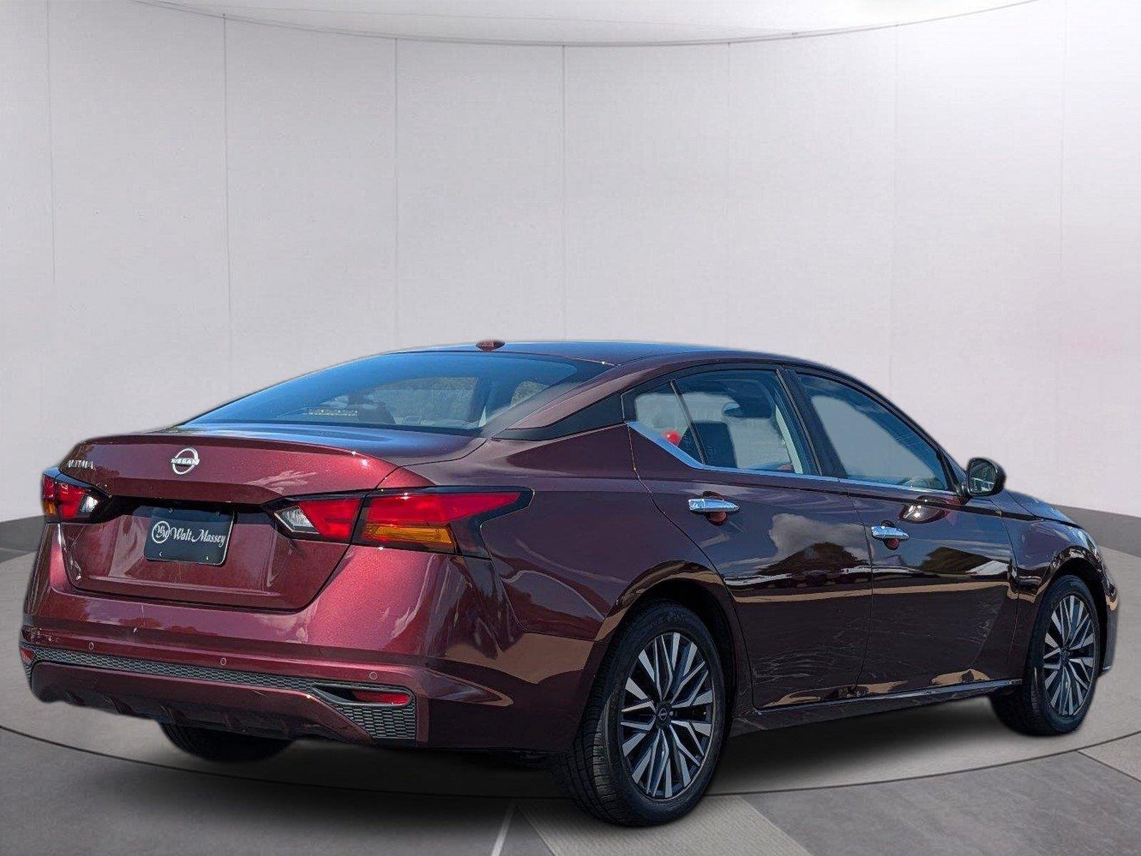 Used 2025 Garnet Pearl Metallic Nissan SV image 7