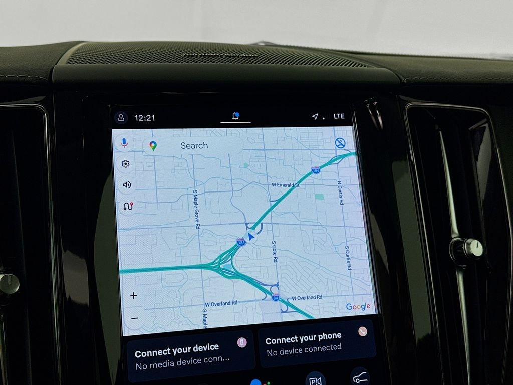 Used 2023 Silver Volvo B5 Ultimate Bright Theme image 14