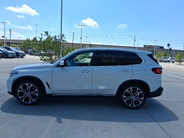 Used 2023 White BMW sDrive40i image 3