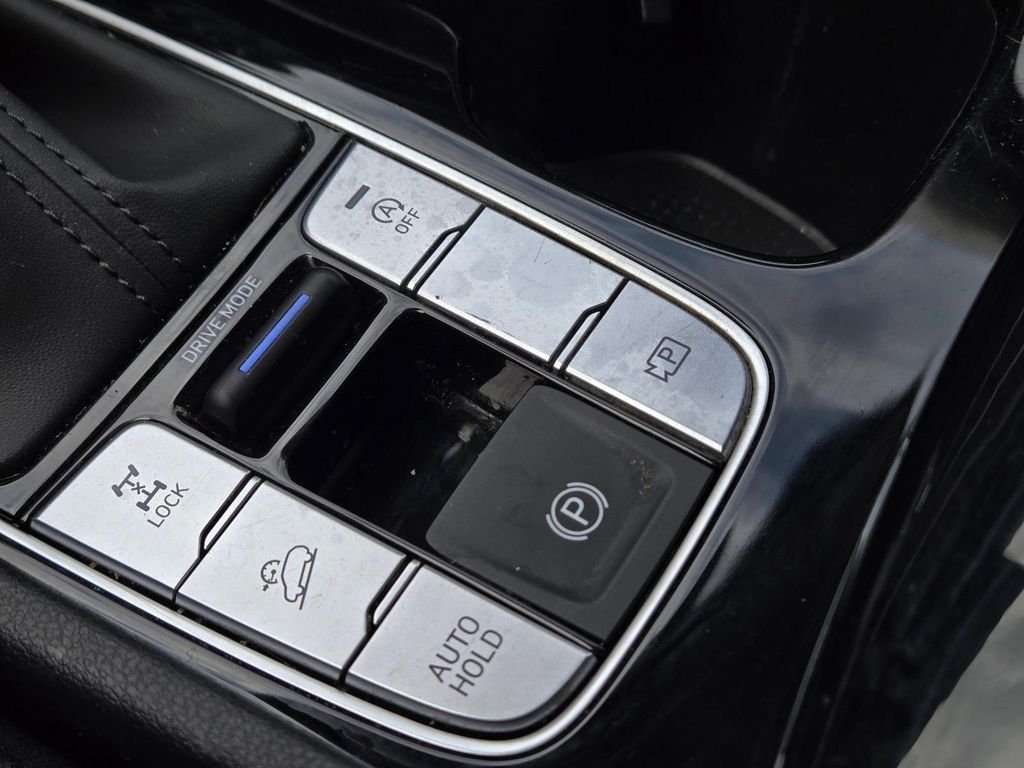 Used 2025 White Hyundai SEL Convenience image 30
