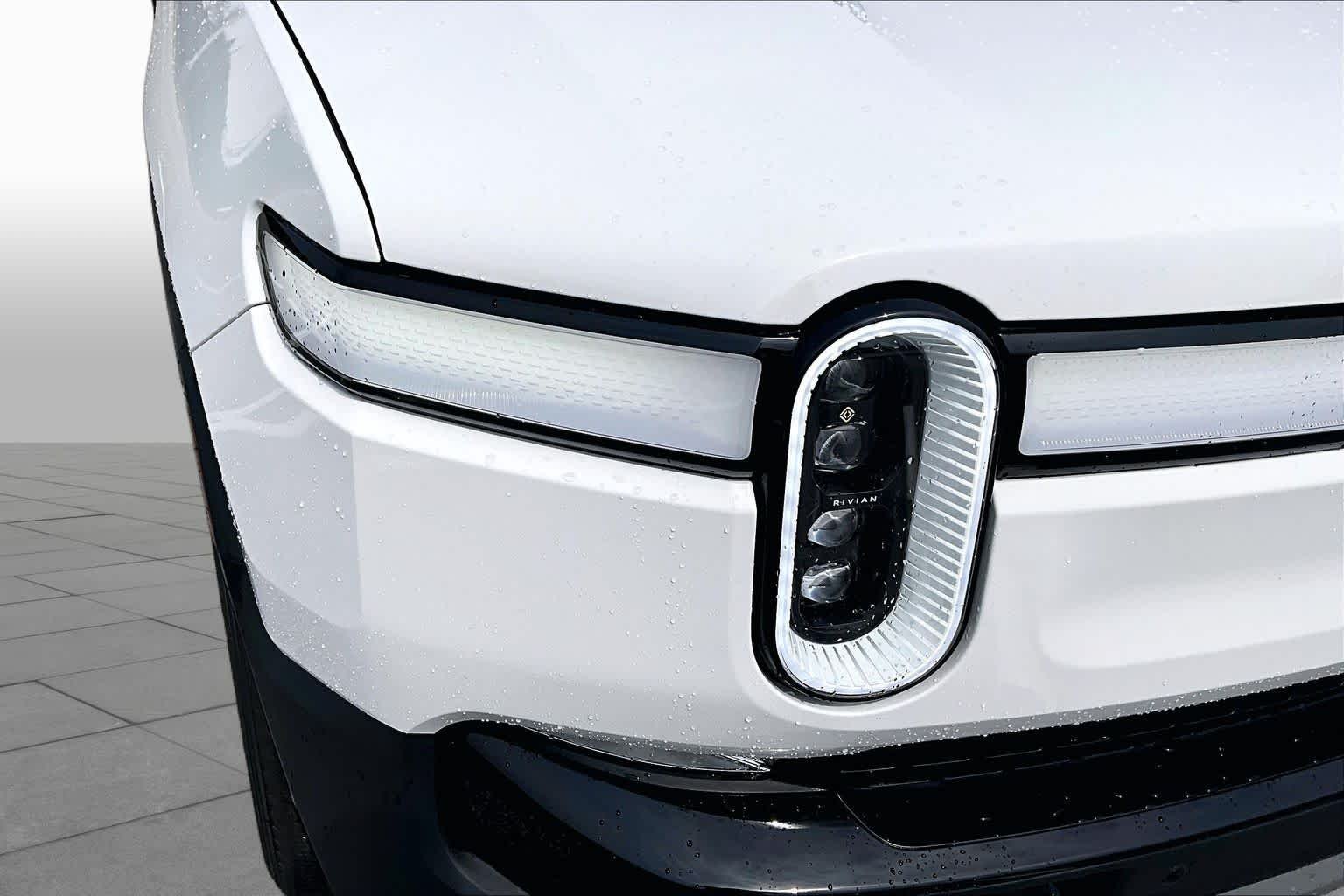 Used 2023 Glacier White Rivian Launch Edition image 29