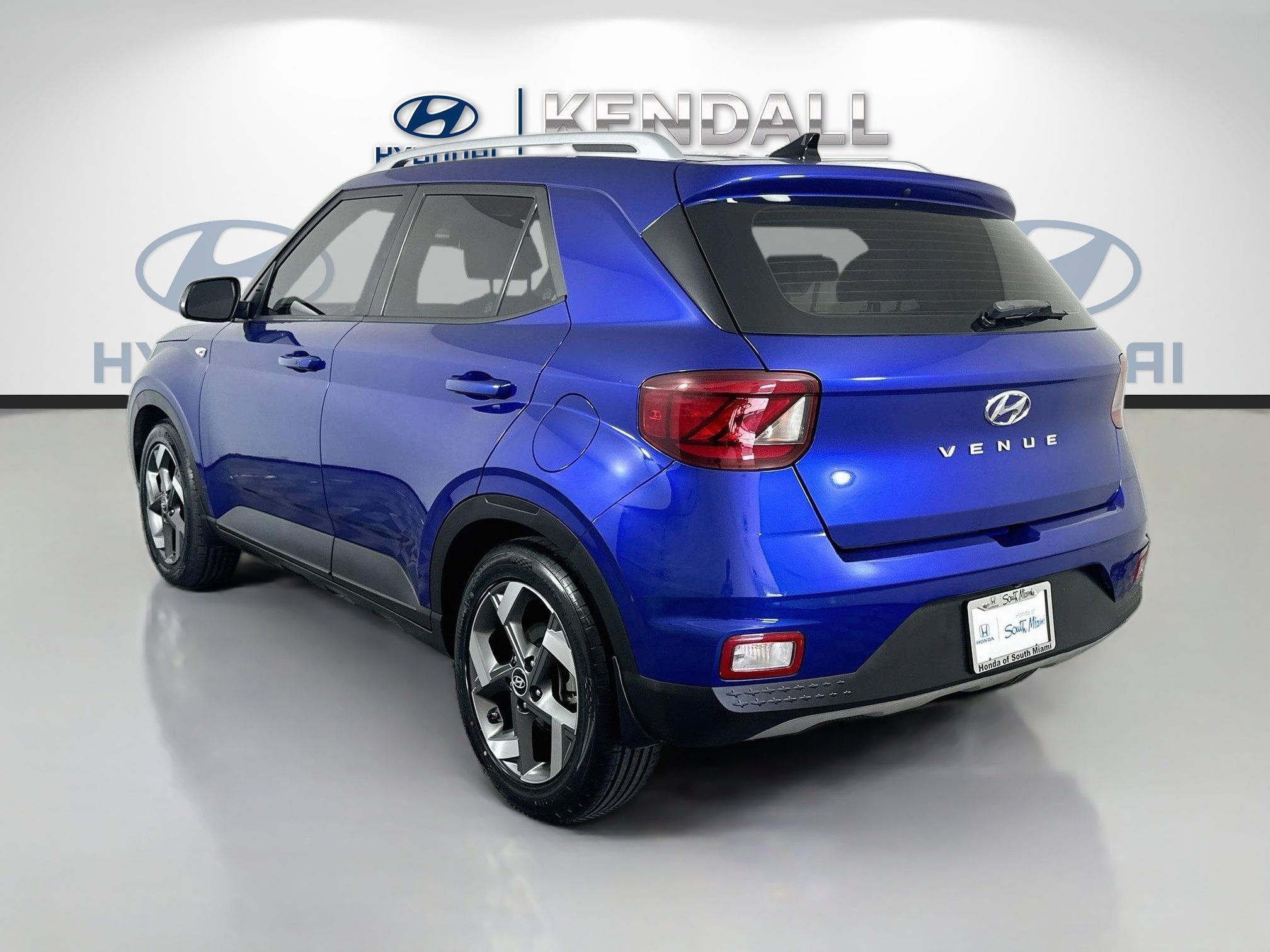 Used 2022 Intense Blue Hyundai Limited image 4